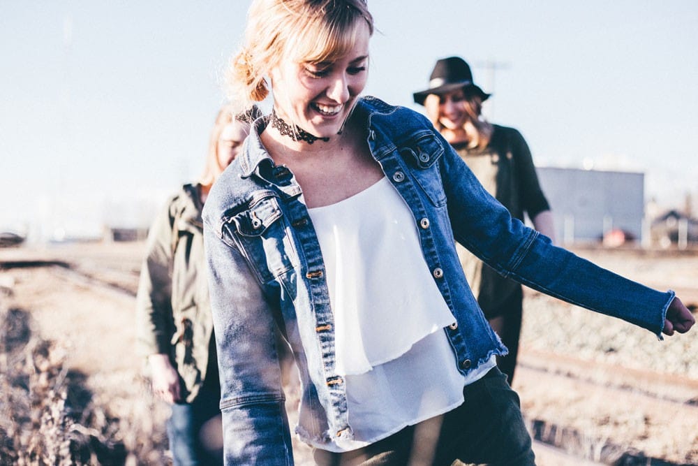 Deseo amigos grupo de amigas sonriendo y paseando por un campo